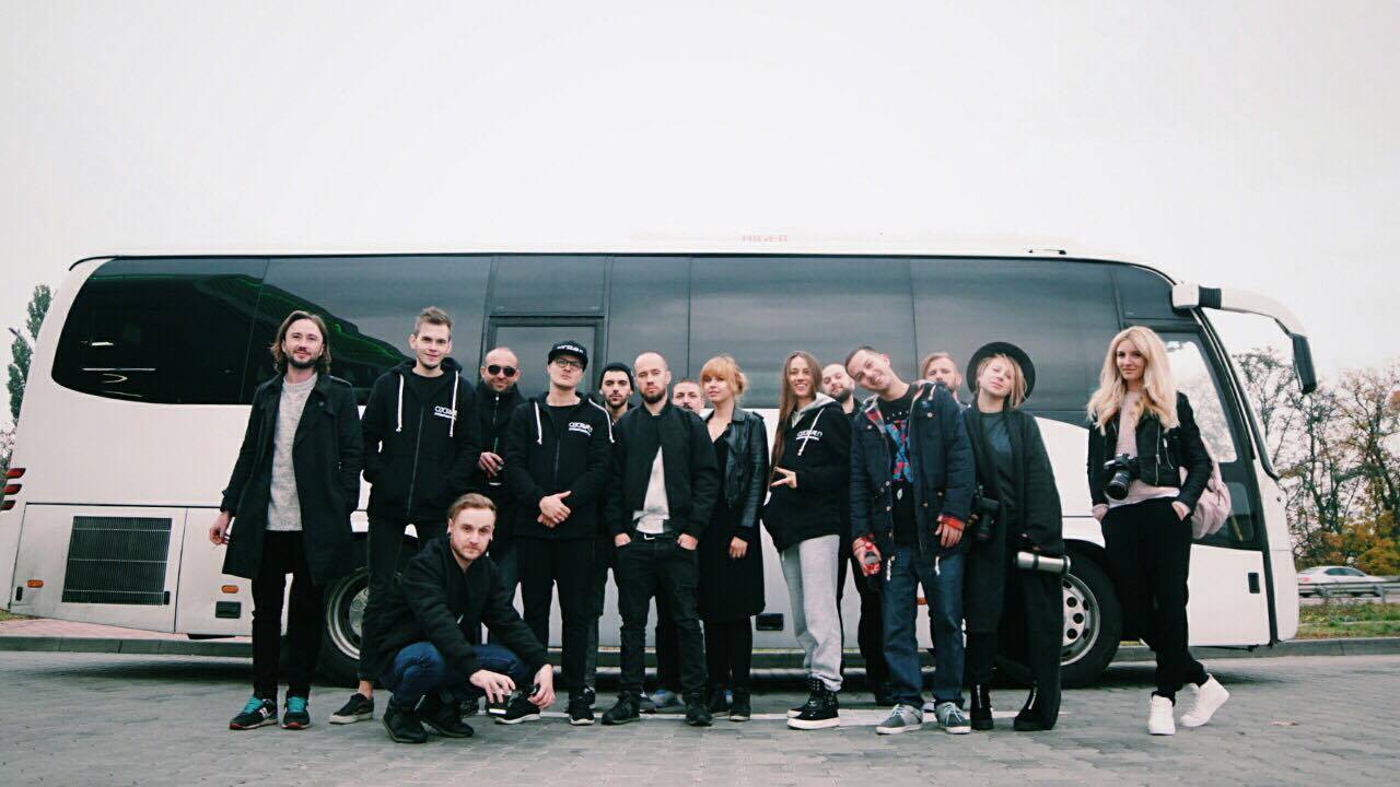 O.Torvald Crew и автобус. Фото пресс-службы группы.