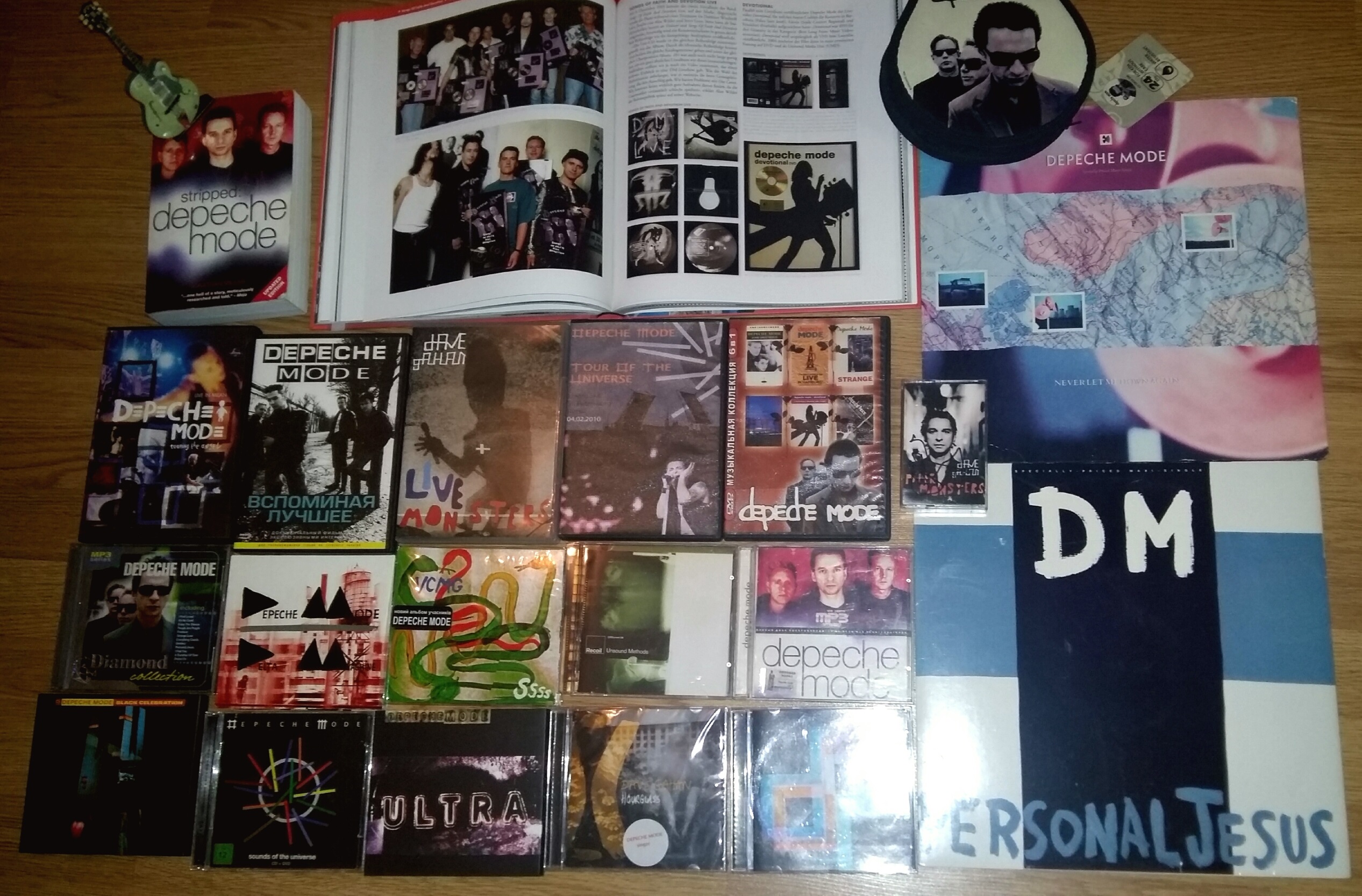 Коллекция всего, что связано с Depeche Mode. Фото из личного архива Алены.