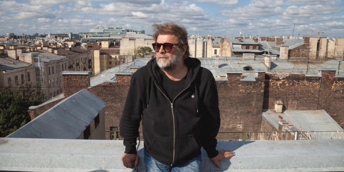 Где сейчас гребенщиков. Крыша Гребенщикова. Дом Бориса Гребенщикова в Питере. Гребенщиков на улицах Питера. Борис Гребенщиков на улице.