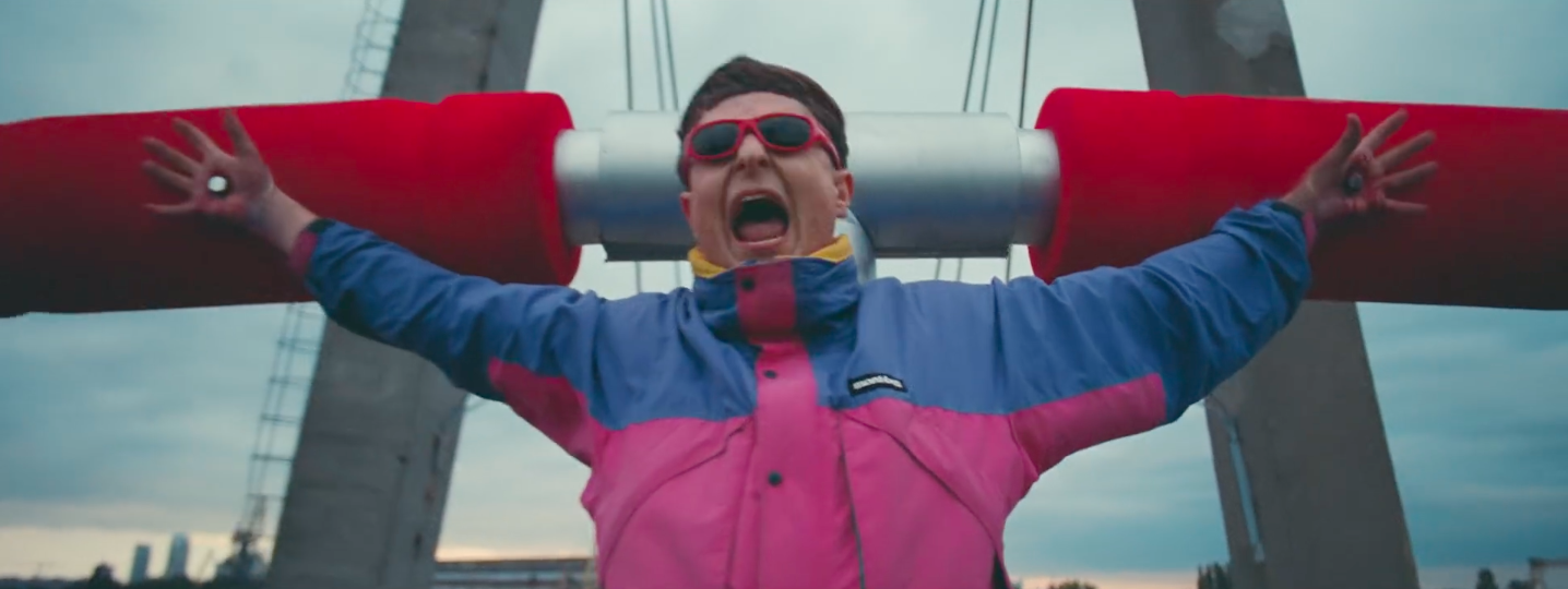 Включи оливер 3. Оливер три 2022. Oliver Tree клипы. Оливер три клип. Oliver Tree hurt в костюме.